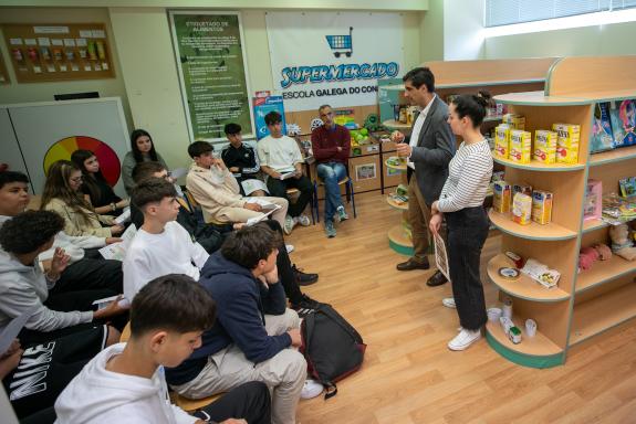 Imagen de la noticia:La Xunta recibe al alumnado del IES Coruxo de Vigo en el Instituto Gallego del Consumo y de la Competencia en una visita enm...