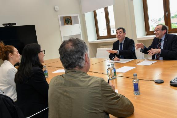 Imaxe da nova:A Xunta reúnese cos tres centros de investigación interuniversitarios en materia de I+D+i