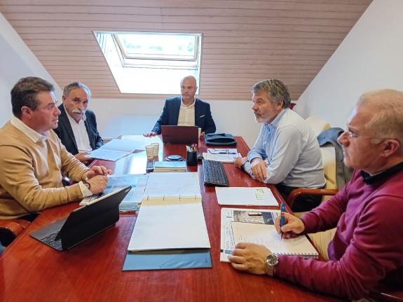 Imaxe da nova:O presidente de Portos de Galicia e o alcalde de Ponteceso afondan na actuación prevista para a remodelación do vial de acceso ao p...