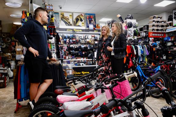 Imaxe da nova:Martina Aneiros anima a solicitar as axudas da Xunta para a adquisición de bicicletas eléctricas con pedaleo asistido e de man para...