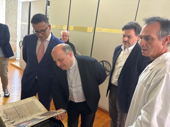 Imagen de la noticia:La colaboración entre la Xunta y las diócesis permitió que en el 2024 más de 12.600 personas gallegas del exterior consiguie...