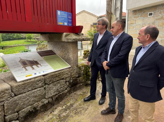 Imagen de la noticia:Manuel Pardo supervisa las actuaciones de recuperación en los elementos representativos de la etnografía tradicional del Ayu...