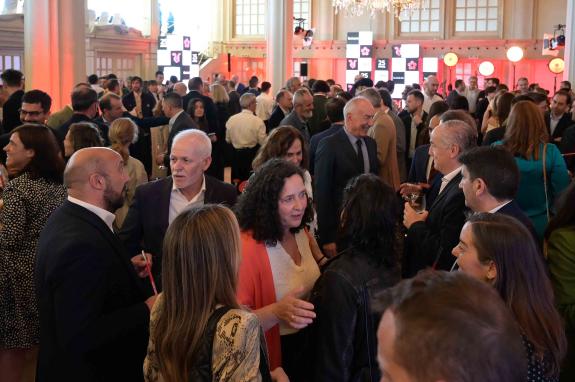 Imaxe da nova:Belén do Campo felicita a “La Voz de Galicia” no 25 aniversario do lanzamento da súa edición dixital