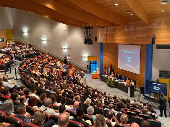 Imagen de la noticia:Román Rodríguez felicita al alumnado graduado de la facultad de Ciencias Empresariales y Turismo del Campus de Ourense