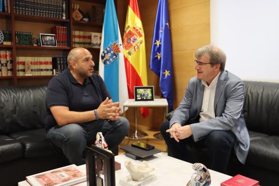 Imaxe da nova:O delegado territorial da Xunta amosa ao Colectivo Hércules a total colaboración da Xunta na organización de carreiras de obstáculo...