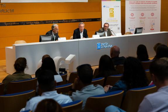 Imaxe da nova:Gómez Caamaño pon en valor a resposta sanitaria áxil, eficaz e próxima que ofrece o 061, que no que vai de ano atendeu máis de 438....
