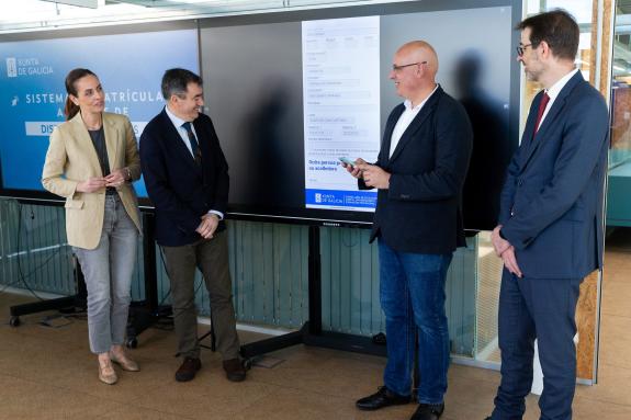 Imaxe da nova:A Xunta presenta o novo sistema para realizar a matrícula escolar a través do teléfono móbil, que facilitará o proceso ás familias ...