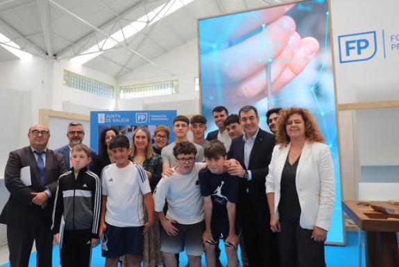 Imagen de la noticia:Román Rodríguez señala la utilidad de la Muestra de Orientación de A Estrada para que el alumnado conozca la oferta formativ...