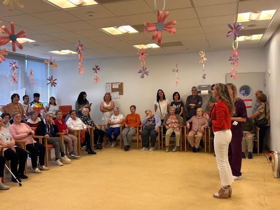 Imaxe da nova:Martina Aneiros celebra a festa dos Maios cos usuarios da Asociación AFAL Ferrolterra