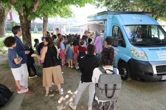 Imaxe da nova:A campaña Galicia sabe AMar divulga entre o alumnado do CEIP Illa Verde de Lugo os beneficios de consumir produtos do mar