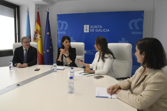 Imaxe da nova:A conselleira María M. Allegue mantén un encontro de traballo coa alcaldesa de lobios