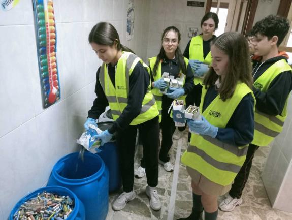 Imagen de la noticia:El colegio Divina Pastora MM Franciscanas de Ourense y el CEIP Virxe de Guadalupe de Avión ganan la sexta edición del concur...