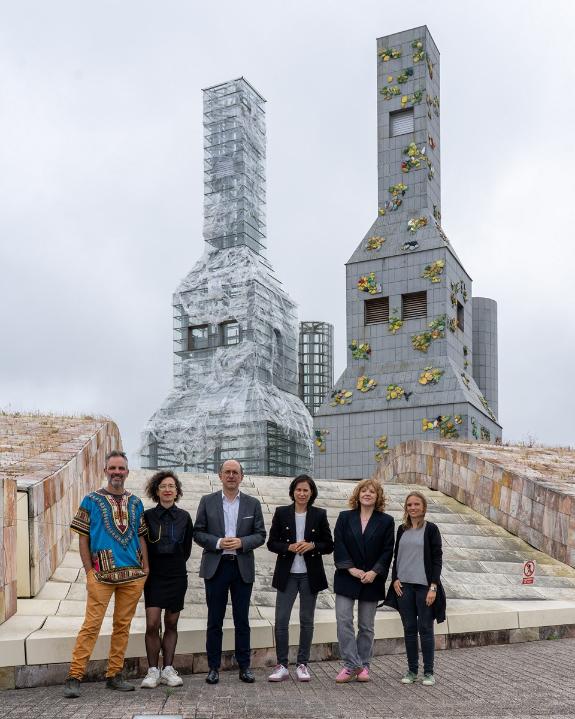 Imaxe da nova:A Xunta impulsa unha intervención artística no Gaiás que recupera refugallos plásticos industriais para darlles unha segunda pel ás...