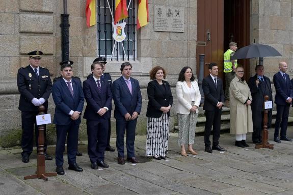 Imagen de la noticia:La Xunta asiste al izado solemne de la bandera y posterior homenaje a los que dieron su vida por España con motivo del Día d...