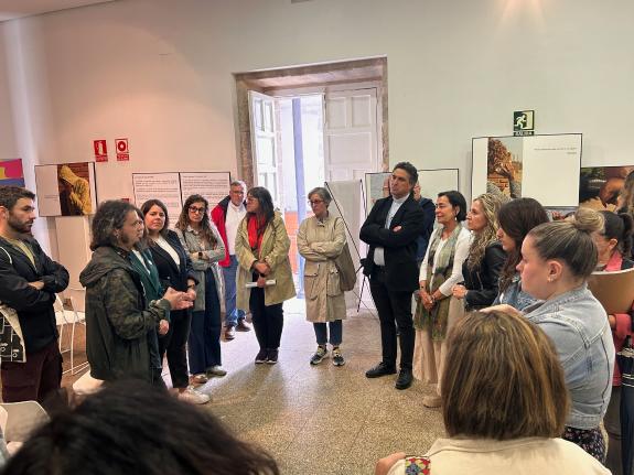 Imagen de la noticia:La delegada de la Xunta en Ferrol participa en el Antiguo Hospicio en la inauguración de una exposición fotográfica sobre la...