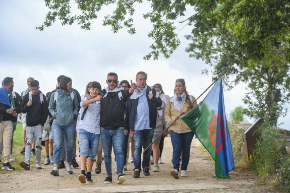 Imagen de la noticia:El conselleiro de Sanidade se une a la andadura saludable organizada para conmemorar el 600 aniversario de la peregrinación ...