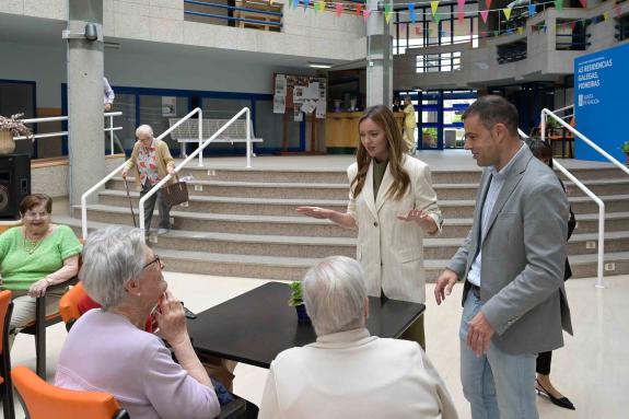 Imaxe da nova:Fabiola García felicita á residencia pública Torrente Ballester ao recibir o certificado de Aenor que acredita a calidade da súa at...