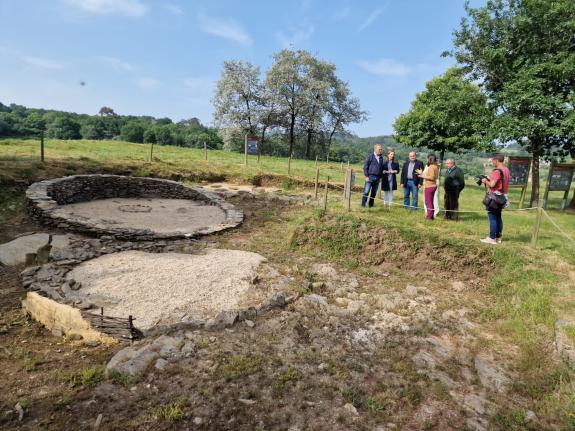 Imagen de la noticia:La Xunta apuesta por la recuperación de una muralla en el Castro de Doade, en Lalín