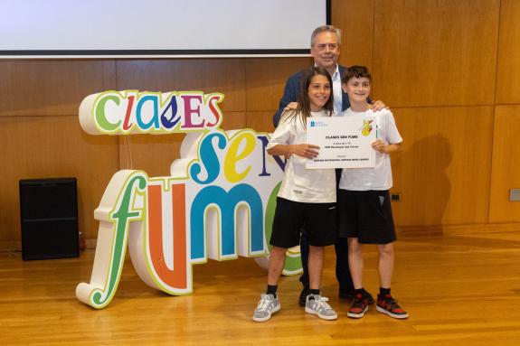 Imagen de la noticia:El conselleiro de Sanidade señala el proyecto 'Clases sen fume' como pilar de la futura red gallega de escuelas promotoras d...