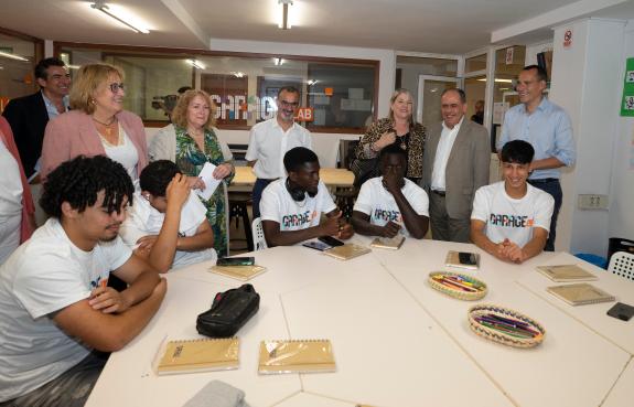 Imagen de la noticia:La Xunta colabora con la asociación Diversidades para mejorar la inclusión de la juventud en riesgo de exclsuión social a tr...