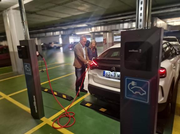 Imagen de la noticia:El delegado territorial de la Xunta en Pontevedra presenta los 20 nuevos cargadores eléctricos que darán servicio a los vehí...