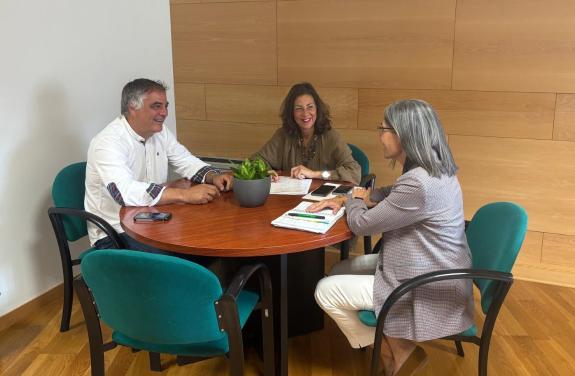 Imagen de la noticia:La Xunta y las asociaciones de madres y padres de alumnos estudian fórmulas de colaboración para dar a conocer los parques n...