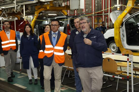 Imagen de la noticia:La Xunta destaca en Stellantis Vigo la apuesta por la formación a la carta de las empresas para reforzar su competitividad a...