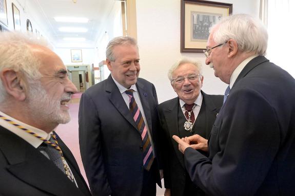 Imagen de la noticia:Gómez Caamaño destaca la trayectoria y compromiso ejemplar del doctor González Quintela en su ingreso en la Real Academia de...