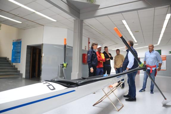 Imaxe da nova:A Xunta entrega á Federación Galega de Remo unha embarcación skiff para a preparación dos deportistas do CGTD para Los Ángeles 2028