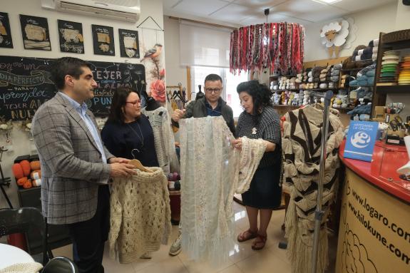 Imagen de la noticia:La Xunta pone en valor el compromiso del taller Logaro con el futuro de la artesanía textil y la preservación de las materia...