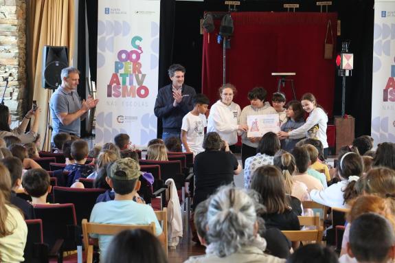 Imaxe da nova:A Xunta entrega ao CEIP de San Miguel de Reinante, en Barreiros, os premios do certame ‘Cooperativismo no Ensino 2025’