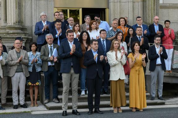 Imaxe da nova:A Xunta garda un minuto de silencio en sinal de repulsa polo crime machista cometido na Coruña