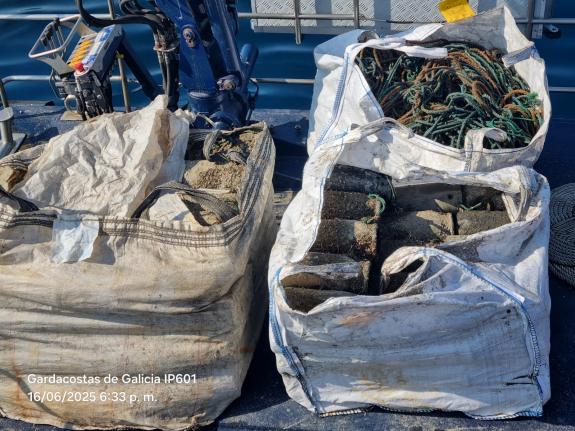 Imaxe da nova:Gardacostas de Galicia incauta 635 cacharros e nasas e devolve 215 quilos de polbo ao mar nun novo operativo contra o furtivismo