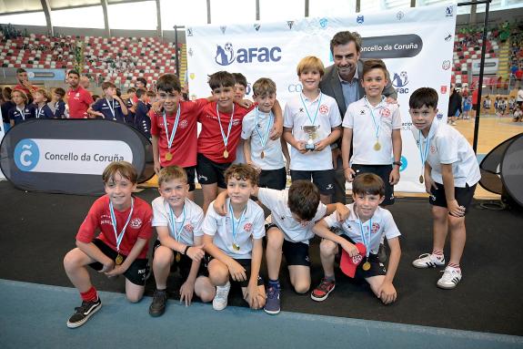 Imaxe da nova:Calvo asiste á entrega de trofeos de fútbol base organizadas pola Asociación de Fútbol Afeccionado da Coruña