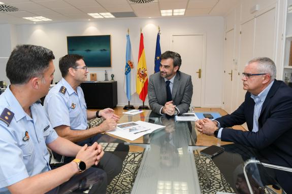 Imagen de la noticia:Diego Calvo recibe a responsables del Aeródromo Militar de Santiago de Compostela