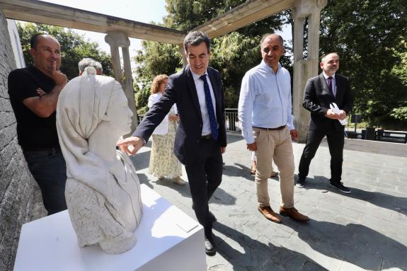 Imaxe da nova:Poio acolle a exposición ‘O miliario das arxinas’, con esculturas do alumnado da Escola de Cantería de Galicia
