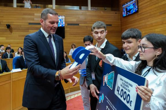 Imagen de la noticia:López Campos anuncia una nueva categoría post universitaria en un Parlamento Xove que bate récords