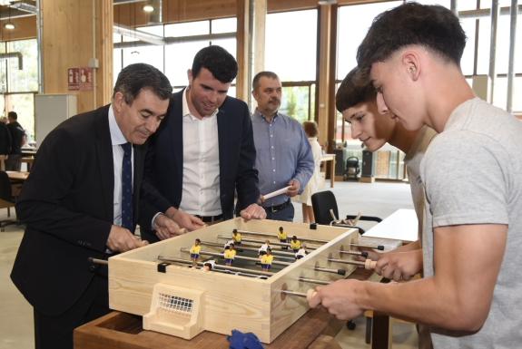 Imaxe da nova:Román Rodríguez sinala o novo edificio de talleres do Instituto Losada Diéguez como unha oportunidade para dar pulo ao sector da ma...