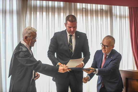 Imaxe da nova:López Campos asina un protocolo de colaboración para impulsar o uso do galego no ámbito notarial