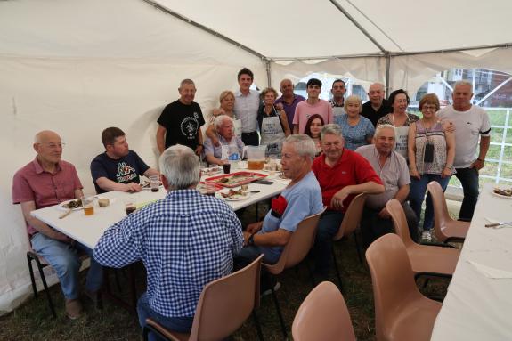 Imaxe da nova:Arias acompaña á asociación de veciños da Piringalla nos preparativos da festa do Becerro ao Espeto