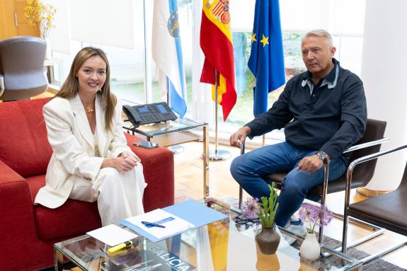 Imaxe da nova:Fabiola García comprométese co alcalde de Palas de Rei a seguir reforzando os recursos de atención aos maiores