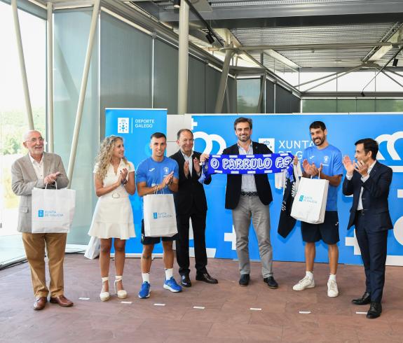 Imaxe da nova:Diego Calvo recibe ao Parrulo Ferrol FS polo seu ascenso a Primeira División