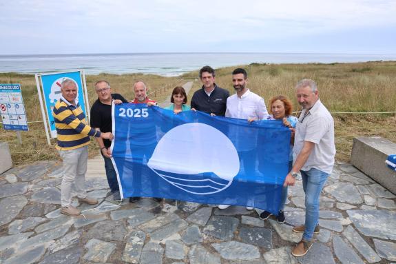 Imaxe da nova:A Xunta entrega ao concello de Barreiros as bandeiras azuis que distinguen a calidade das súas praias