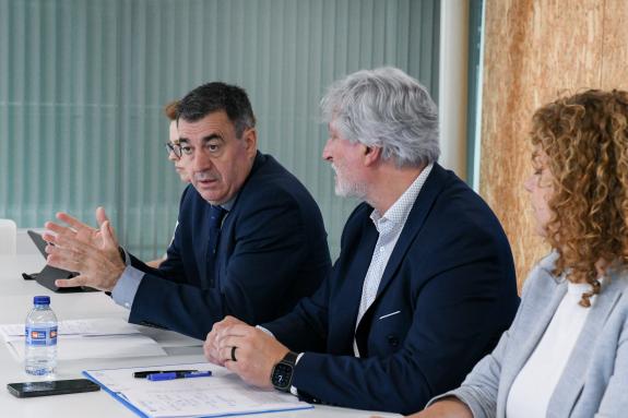 Imagen de la noticia:La Xunta reforzará el sistema para dotar los centros de personal extraordinario de apoyo