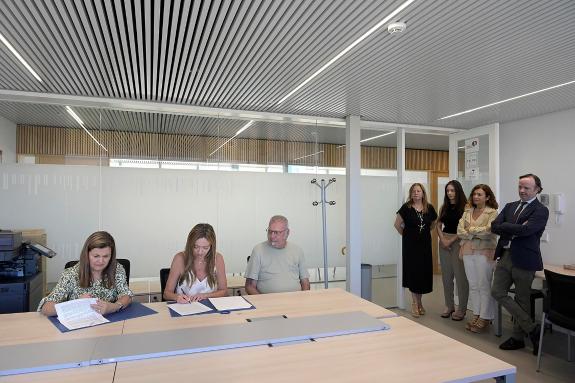 Imagen de la noticia:La Xunta amplía su colaboración con Agaela con la firma de un convenio de 100.000 € que permitirá atender a pacientes a domi...