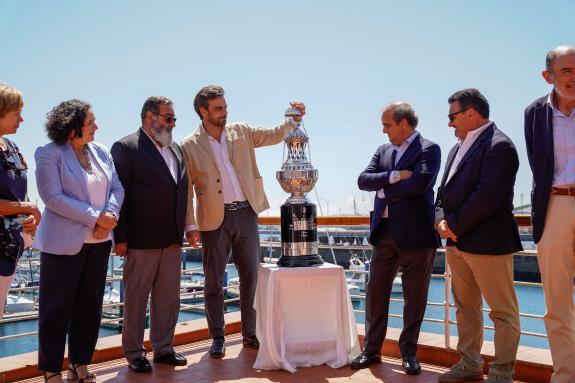 Imaxe da nova:Diego Calvo destaca a tradición do Trofeo Presidente da Xunta como referente da vela galega