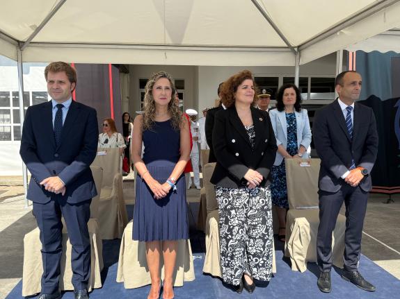 Imagen de la noticia:La delegada territorial de la Xunta en Ferrol participa en el acto de jura de bandera de los marineros de las escuelas de es...
