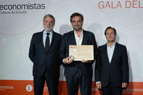 Imagen de la noticia:La Xunta destaca la fuerza de la colegiación profesional en la Gala del Economista de A Coruña