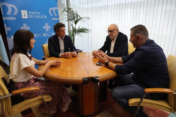 Imagen de la noticia:La Xunta planifica con el ayuntamiento de Sarria una mejora urgente del Estadio Municipal de A Ribela