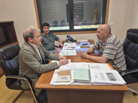 Imagen de la noticia:El  delegado territorial de la Xunta en Ourense se reúne con el alcalde de Beade